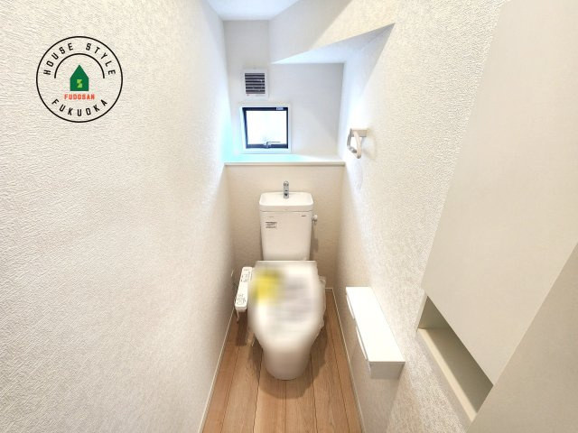 糟屋郡新宮町緑ヶ浜2丁目第2-2棟（2号棟）の内観：施工例|トイレ・ウォシュレット付。快適で衛生的な洗浄機能付温水シャワートイレです。収納や手すりもついてます。