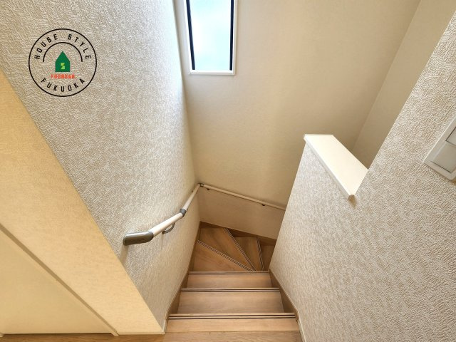 糟屋郡新宮町緑ヶ浜2丁目第2-2棟（2号棟）の内観：施工例|＜手すり付階段＞手すりがないと階段の昇り降りで危険なことはもちろん、壁に手をつきながら歩くことで壁紙が汚れやすくなります。すべての方に快適に昇り降りしていただくため、手すりを設置しました。