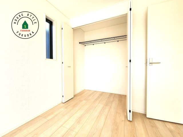 糟屋郡新宮町緑ヶ浜2丁目第2-2棟（2号棟）の内観：施工例|【WIC（ウォークインクローゼット）】 たくさんの洋服をかけてもシワになりにくいウォークインクローゼット。洋服以外にも、普段使わない家電やスーツケース、ストック品など何でも片付く嬉しい空間です。