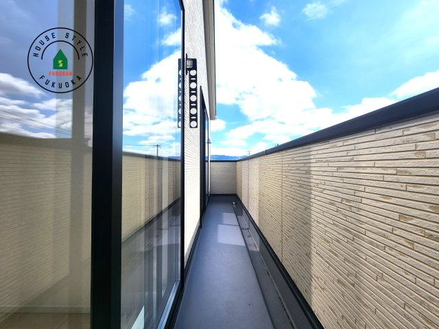 糟屋郡新宮町緑ヶ浜2丁目第2-2棟（2号棟）の外観：施工例|バルコニーに自分のこだわりをもたせる。120％自由自在のバルコニー。もちろんお洗濯物を干す、ゴミを一時保管するなどもおまかせください。バルコニーを多目的スペースとして考えてみましょう。