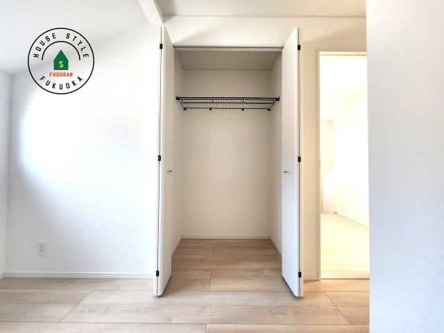 糟屋郡新宮町緑ヶ浜2丁目第2-2棟（2号棟）の内観：施工例|壁面クローゼットのメリットは、衣類が横一列に並ぶためひと目で洋服が選びやすいこと。衣類をたくさんお持ちの方も、限られたスペース内に無理なく収納することができます。