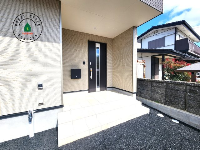 糟屋郡新宮町緑ヶ浜2丁目第2-2棟（2号棟）の外観：施工例|地盤調査済 / 玄関へ向かうまでのアプローチに漂う上質が期待感をもたせます。玄関は建物の顔。落着きを醸し出した自己主張が心に訴えてきます。