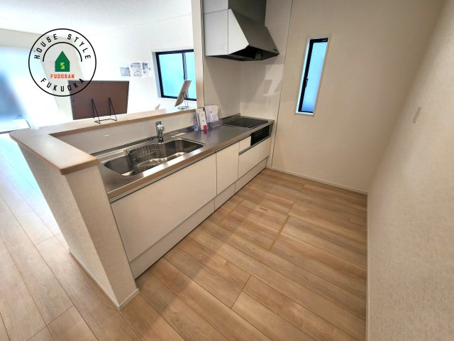 糟屋郡新宮町緑ヶ浜2丁目第2-2棟（2号棟）の内観：施工例|カウンターキッチンなら、リビングで遊ぶ子供の様子を見ながら料理ができるので安心です。料理を運んでもらったり、子供にお手伝いしてもらいやすいのもいいですね。