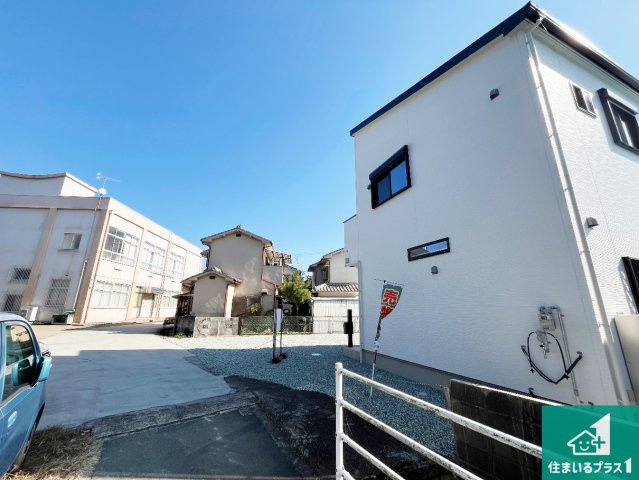 加古川市平荘町山角　新築一戸建ての前面道路含む現地写真|周辺は閑静な住宅街！前面道路広々で車の出し入れも便利です。駐車が苦手な方でも安心して車庫入れできます！
