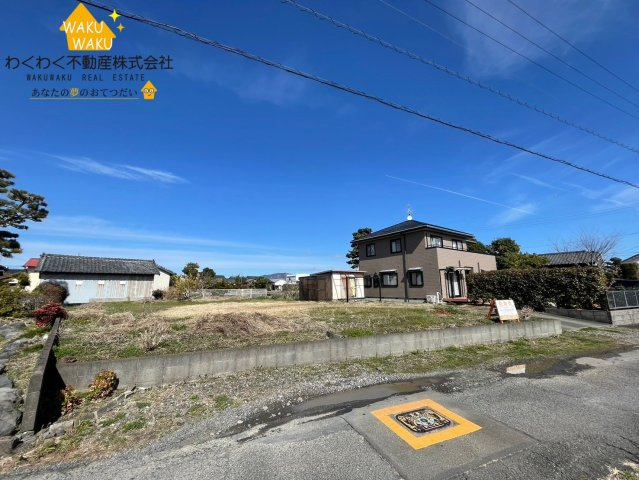 売地の前面道路含む現地写真|敷地広々、お好きなメーカーで建築可能！