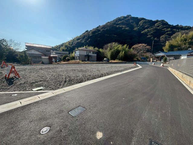 売地の前面道路含む現地写真