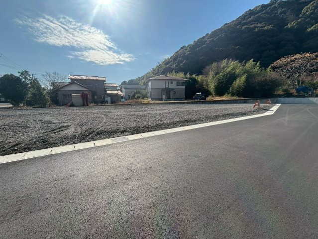 売地の前面道路含む現地写真