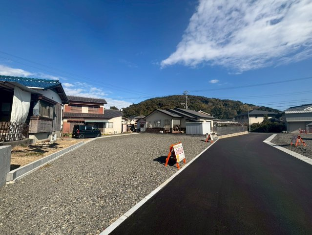 売地の前面道路含む現地写真|A区画