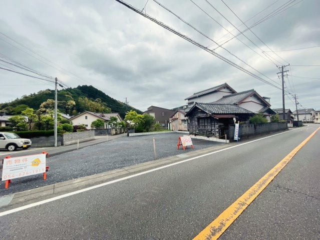 売地の前面道路含む現地写真