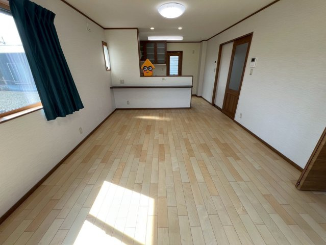 戸建ての居間・リビング|広々としたリビングは、陽当たりがよく、自然と家族が集まる空間になります。
