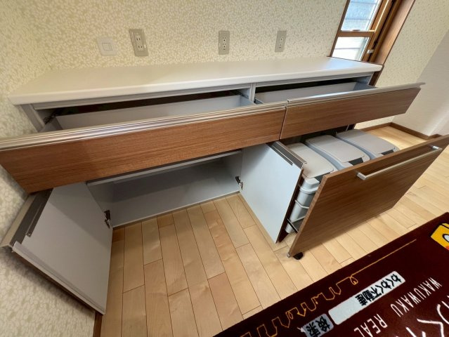 戸建てのキッチン|大容量のスライド収納