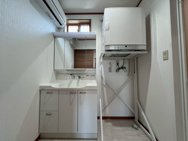 戸建ての独立洗面台|鏡を開けると、たっぷり収納♪整髪料や歯磨きセットなど置けて便利です♪
