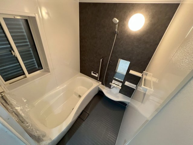 戸建ての浴室|ゆったりと足を伸ばせる一坪タイプの浴室。浴室換気乾燥機付きなので、カビの発生も抑制出来ます
