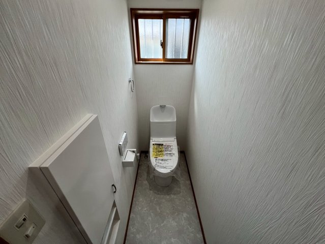 戸建てのトイレ|小窓がある明るいトイレです