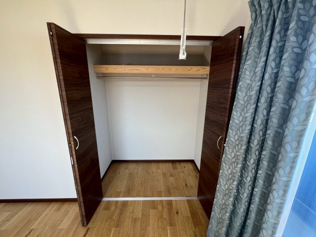 戸建て|収納付きのお部屋です！寝室としていかがですか？納戸は物置としても良し！書斎やメイクルームなどプライベートスペースとして使えるので想像が膨らみますね
