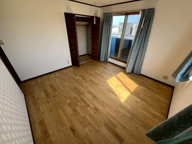 戸建て|収納付きのお部屋です！寝室としていかがですか？納戸は物置としても良し！書斎やメイクルームなどプライベートスペースとして使えるので想像が膨らみますね
