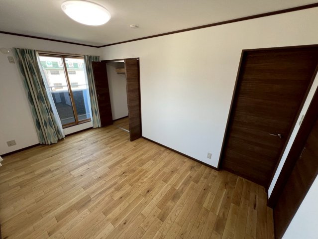 戸建て|こちらからはベランダに出られますので、思う存分お布団を干せます！
