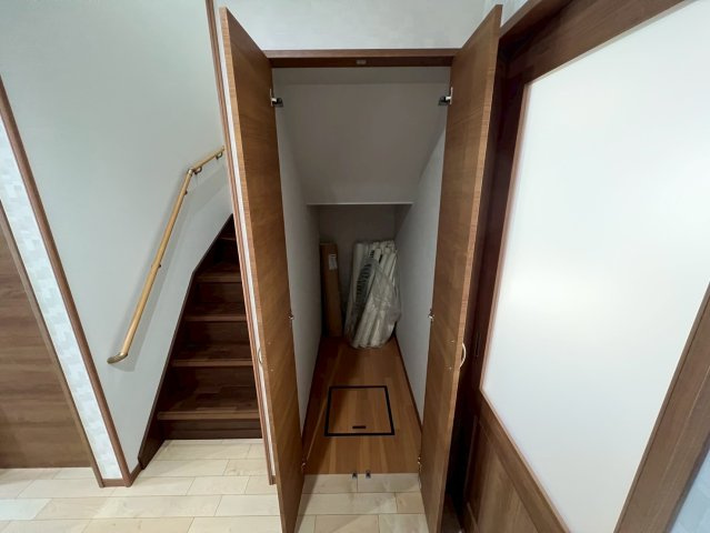 戸建て|階段横にも収納スペースあり