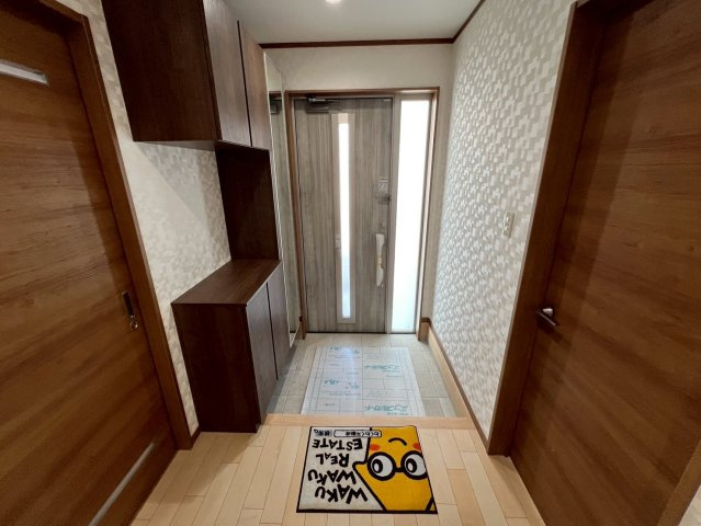 戸建ての玄関|大容量の玄関収納を確保した、ゆったり玄関スペース。コの字型のため小物を飾ったりインテリアも楽しめます