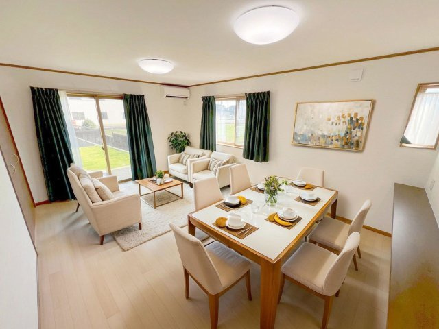 戸建ての居間・リビング|オープンキッチンからはリビング全体を見渡せます♪
※掲載の家具はCGです