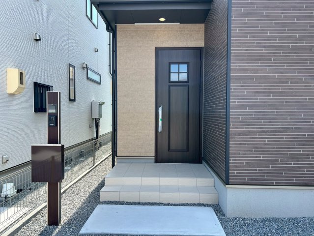焼津市塩津3期　新築住宅のエントランス