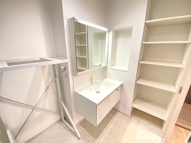 中古 戸建て|鏡を開けると、たっぷり収納♪整髪料や歯磨きセットなど置けて便利です♪