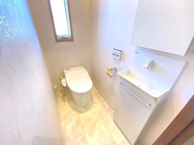 中古 戸建て|お掃除のしやすいタンクレストイレ♪