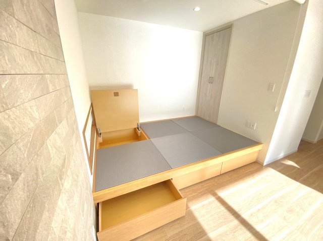 中古 戸建て|リビングに隣接した小上りの畳コーナー♪収納スペースたっぷり♪