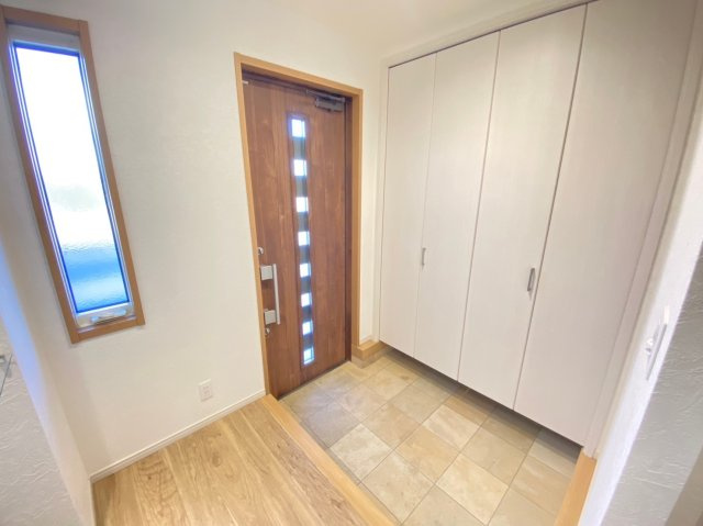 中古 戸建て|玄関は横幅も広く家族一緒に外出する際、親子そろって靴もはけるゆったりとした玄関です！