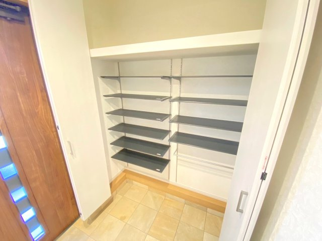 中古 戸建て|広々シューズインクローゼット付きのため、散らかず毎日スッキリとした空間でいられますね
