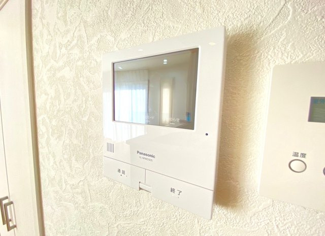 中古 戸建て|玄関の様子も簡単に見ることができるので防犯対策にもなります♪