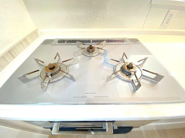 中古 戸建て|使い勝手の良い３口タイプのガスレンジです。一定の温度に達すると自動で火を止めてくれる安心機能つきです♪もしもの空焚きの際にも自動で停止します。