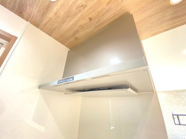 中古 戸建て|ガスレンジの上部には照明付きの大型レンジフードを設置。料理の匂いをお部屋にこもりにくくします。