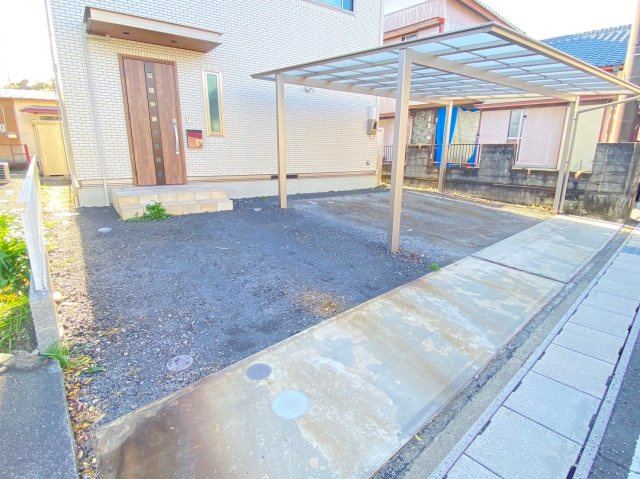 中古 戸建ての外観|駐車場は車種によりますが並列3台可能です(2023/12/18撮影)