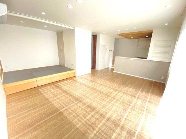 中古 戸建て|広々としたリビングは、陽当たりがよく、自然と家族が集まる空間になります。