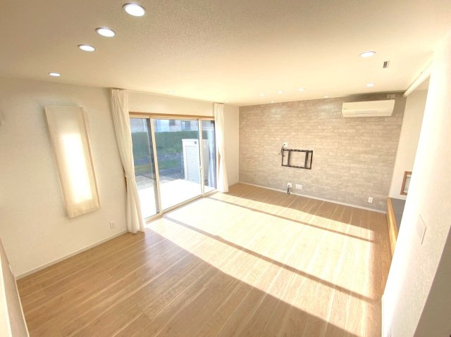 中古 戸建て|リビングは家族全員の集まる憩いの場、この場所を通じて家族の楽しい会話が聞こえてきそうなリビングですね
