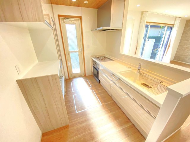 中古 戸建て|憧れのオープンカウンターキッチンです♪小さいお子様がいても目が行き届くので安心です♪