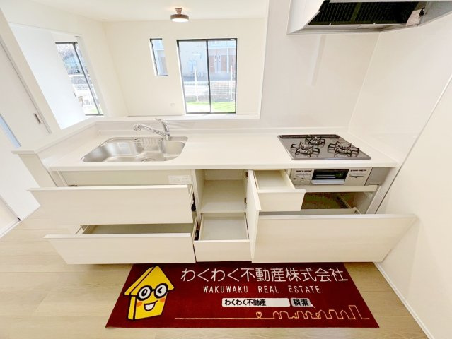 焼津市塩津3期　新築住宅のキッチン|大容量のスライド収納、浄水器付シャワー水栓！

