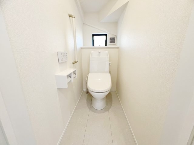 焼津市塩津3期　新築住宅のトイレ|１階・２階にシャワートイレ完備！混雑する朝には大助かり
