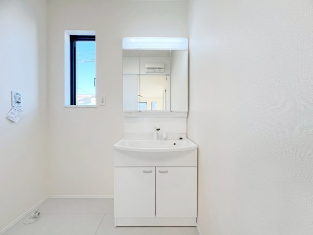 焼津市塩津3期　新築住宅の独立洗面台|鏡を開けると、たっぷり収納♪整髪料や歯磨きセットなど置けて便利です♪

