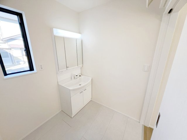 焼津市塩津3期　新築住宅の独立洗面台|鏡を開けると、たっぷり収納♪整髪料や歯磨きセットなど置けて便利です♪

