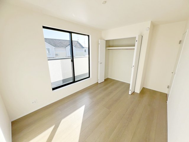 焼津市塩津3期　新築住宅の洋室|こちらからはベランダに出られますので、思う存分お布団を干せます！