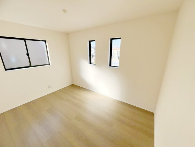 焼津市塩津3期　新築住宅の洋室|2面採光を確保した明るい室内は、風通しも良く、大変居心地の良い空間となっております。
