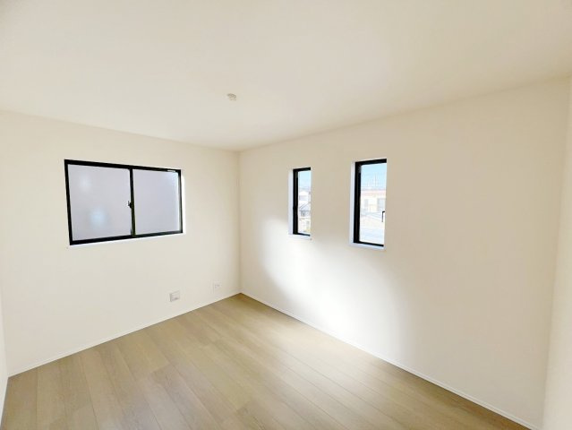 焼津市塩津3期　新築住宅の洋室|2面採光を確保した明るい室内は、風通しも良く、大変居心地の良い空間となっております。