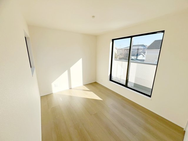 焼津市塩津3期　新築住宅の洋室|こちらからはベランダに出られますので、思う存分お布団を干せます！
