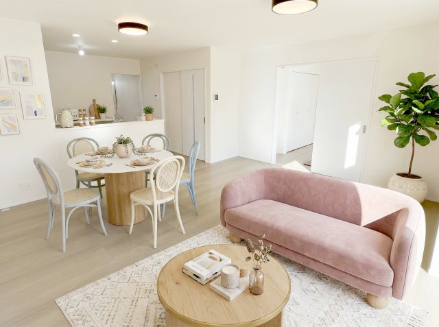 焼津市塩津3期　新築住宅の居間・リビング|※家具はAIです※広々としたリビングは、陽当たりがよく、自然と家族が集まる空間になります。
