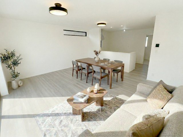 焼津市塩津3期　新築住宅の居間・リビング|※家具はAIです※ご家族みんながゆったりくつろげる広々リビング！