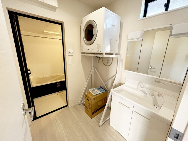 島田市東町　5期　限定1棟の独立洗面台|鏡を開けると、たっぷり収納♪整髪料や歯磨きセットなど置けて便利です♪
