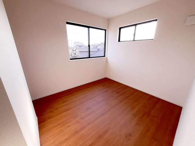 島田市東町　5期　限定1棟の洋室|2面採光を確保した明るい室内は、風通しも良く、大変居心地の良い空間となっております。
