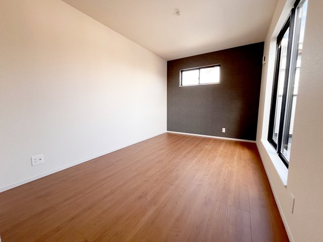 島田市東町　5期　限定1棟の洋室|窓には断熱性・保温性にすぐれ、省エネ効果のあるペアガラスを採用。冬には結露を防止します。
